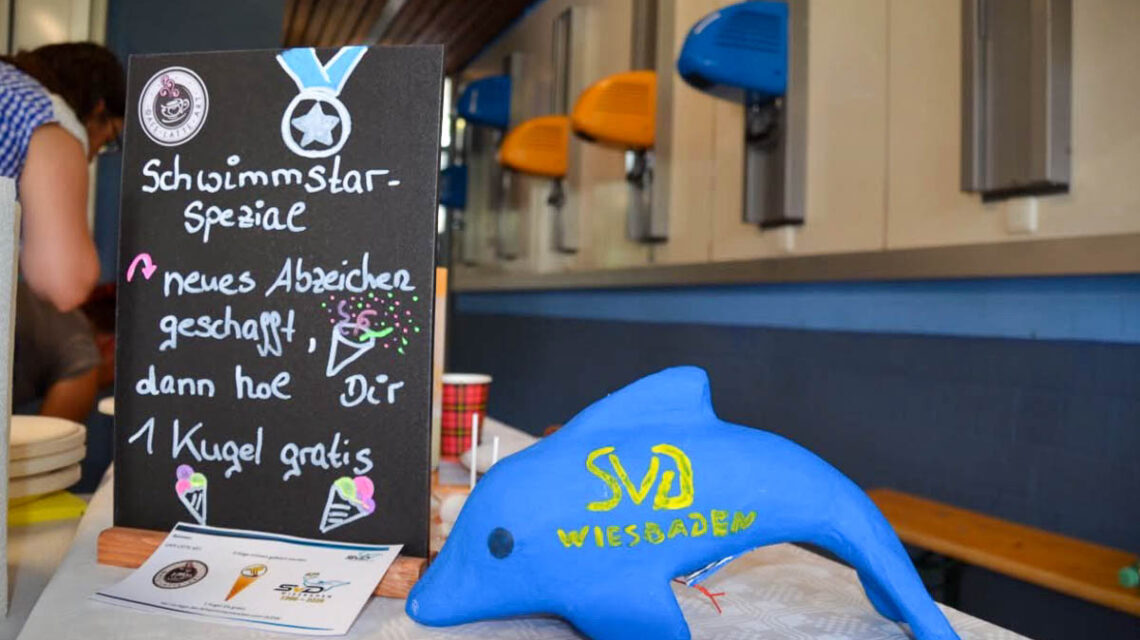 108 Kinder legten beim Schwimmabzeichentag des SV Delphin Wiesbaden erfolgreich ihre Prüfungen ab. Oberbürgermeister Gert-Uwe Mende würdigte das ehrenamtliche Engagement des Vereins.
