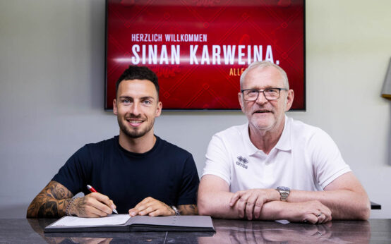 Sinan Karweina bei der Vertragsunterzeichnung.