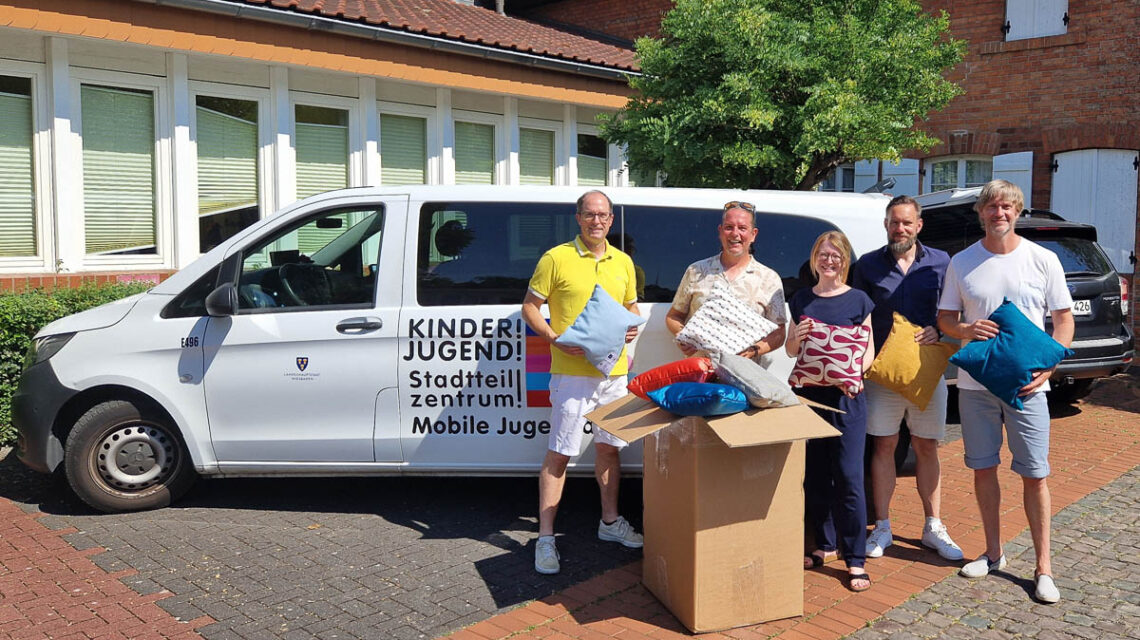 v.l.n.r.: Heiko Löhr, Mitglied des Lions Club Wiesbaden; Ingmar Brix, Leiter der Mobilen Jugendarbeit in den östlichen Vororten; Sozialdezernentin Dr. Patricia Becher; Nico Becher, Stadtverordneter, und Mike Bertsch, (ausscheidender) Präsident des Lions Club Wiesbaden.
