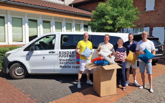 v.l.n.r.: Heiko Löhr, Mitglied des Lions Club Wiesbaden; Ingmar Brix, Leiter der Mobilen Jugendarbeit in den östlichen Vororten; Sozialdezernentin Dr. Patricia Becher; Nico Becher, Stadtverordneter, und Mike Bertsch, (ausscheidender) Präsident des Lions Club Wiesbaden.