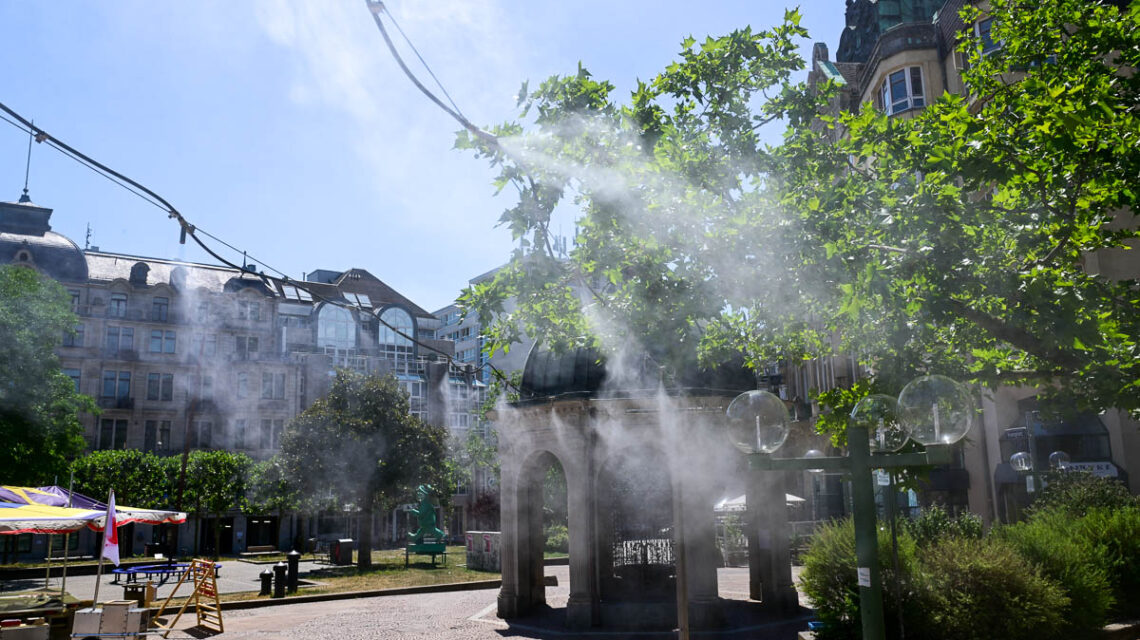 Sprühnebelanlage auf dem Kochbrunnenplatz.