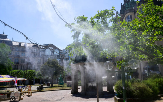 Sprühnebelanlage auf dem Kochbrunnenplatz.