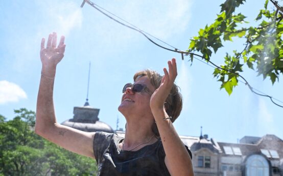 Sprühnebelanlageam Kochbrunnenplatz: Kurze Erfrischung in der Büropause.