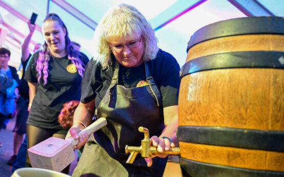 Kerb-Momente: Fest, Freude, Gemeinschaft. Im Bild Sylvia Wohlgemuth beim Fassanstich.
