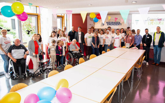 Gemeinsam kochen, ins Gespräch kommen und Brücken zwischen den Generationen bauen: Mit einem Projekt im AWO-Pflegezentrum in Bierstadt ist die Aktionswoche „Wiesbaden Engagiert!“ gestartet.