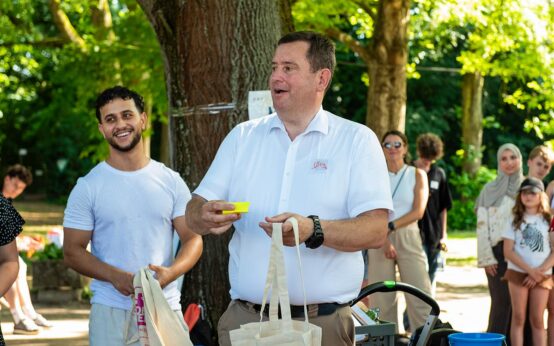 Jörg Broemer, Präsident der IHK verteilt Goodies.
