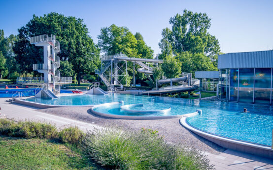 Hallen- und Freibad Kleinfeldchen.