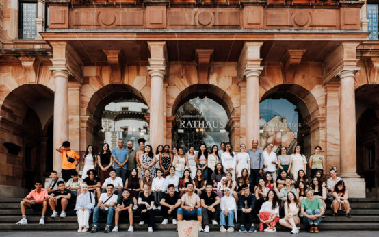 Gruppenfoto: Jugendliche der Projekte Girls across Borders und Open for Exchange wurden im Wiesbadener Rathaus für ihr internationales Engagement empfangen.