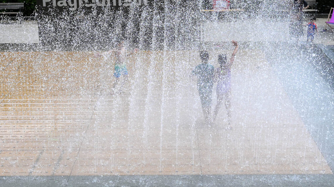 Die PlayFountain verwandelt den Kochbrunnenplatz bis Anfang August in einen kostenlosen Wasserspielplatz für Kinder und Familien.
