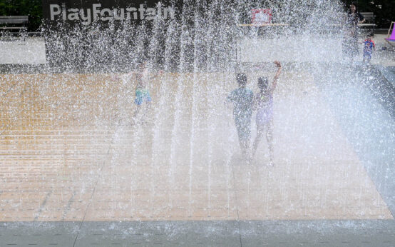 Die PlayFountain verwandelt den Kochbrunnenplatz bis Anfang August in einen kostenlosen Wasserspielplatz für Kinder und Familien.