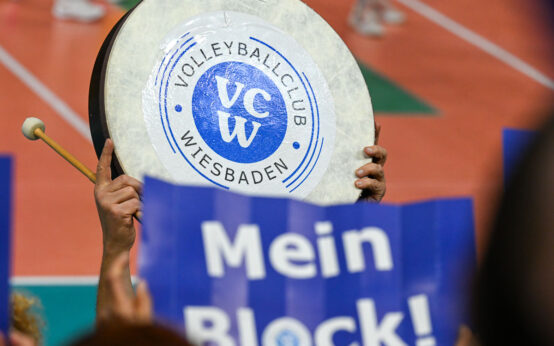 Mein Block, was freuen wir uns schon jetzt wieder auch die Klatschen ... und dazu die Trommeln in der Sporthalle am Platz der Deutschen Einheit.