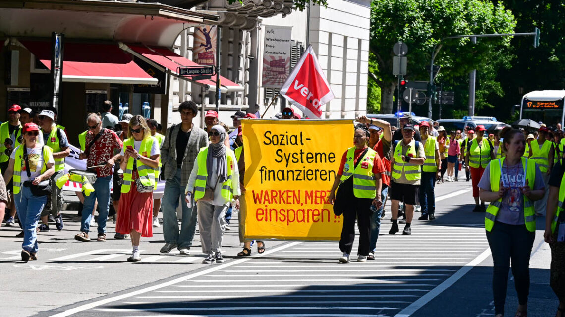 Hunderte ziehen durch die Stadt und folgend em Aufruf von verdi.