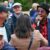 Willi von Los 4 del Son geht zwischen den Besuchern des Stadtfestes umher und sorgt für Stimmung.
