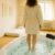 Frau in einem Zimmer mit Whirlpool und Matratze.