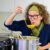 Monique Behr nimmt de Duft der Kürbissuppe auf.