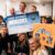 Tobias Krell empfängt den Spendenscheck von der Charity-AG der Obermayr Europaschule – ein Moment voller Stolz und Freude.