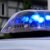 Blaulicht eines Polizeiautos am helligtem Tag, im Hintergrund Fachwerk.