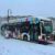 Bus an der Haltestelle im Winter.