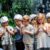 Eine Gruppe von Kindern die mit Strohhalm Luftblasen blubbern