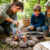 Feuer machen in der Fasanerie: Familien erleben Natur, Handwerk und Kreativität beim Funken schlagen.