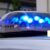 Blaulicht eines Polizeiautos am helligtem Tag, im Hintergrund Fachwerk.