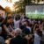 Zusammen Fußball schauen im Verein.