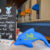108 Kinder legten beim Schwimmabzeichentag des SV Delphin Wiesbaden erfolgreich ihre Prüfungen ab. Oberbürgermeister Gert-Uwe Mende würdigte das ehrenamtliche Engagement des Vereins.