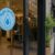 An rund 60 Refill-Stationen können Bürgerinnen und Bürger in Wiesbaden ihre Trinkflaschen kostenlos mit Trinkwasser auffüllen.